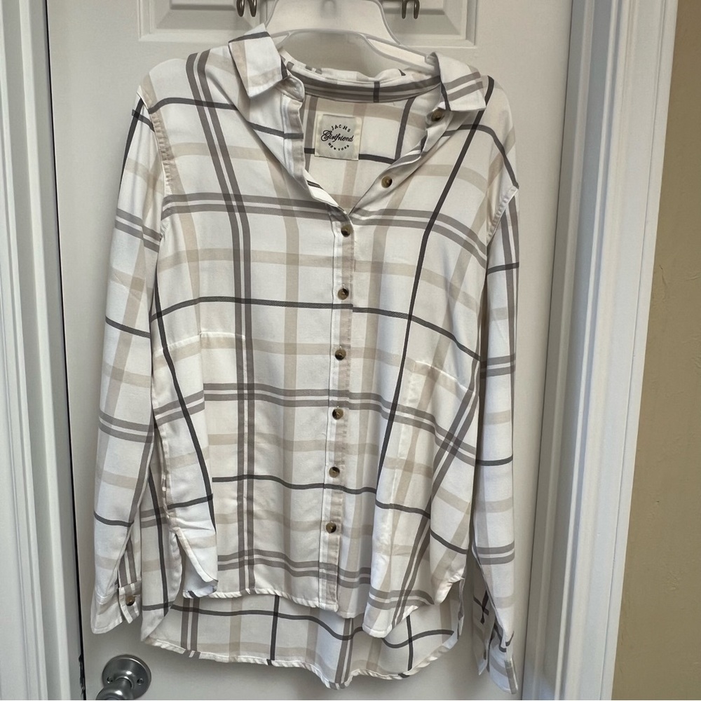 Jach’s Girlfriend button down with pockets. Oversized fit